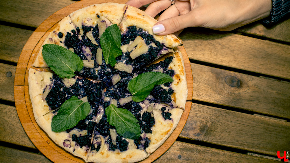 Блогеры посетили кафе Carlson Veranda и дали свою оценку кухне, персоналу и обстановке, а также насладились шикарным видом на закатное небо Владимира