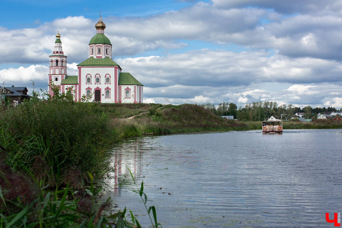 В Суздале проводят экскурсии на речном трамвайчике В Суздале устраивают необычные экскурсии - по реке Каменка плавает речной трамвайчик “Колибри”. О нем рассказал его создатель Алексей Полтев