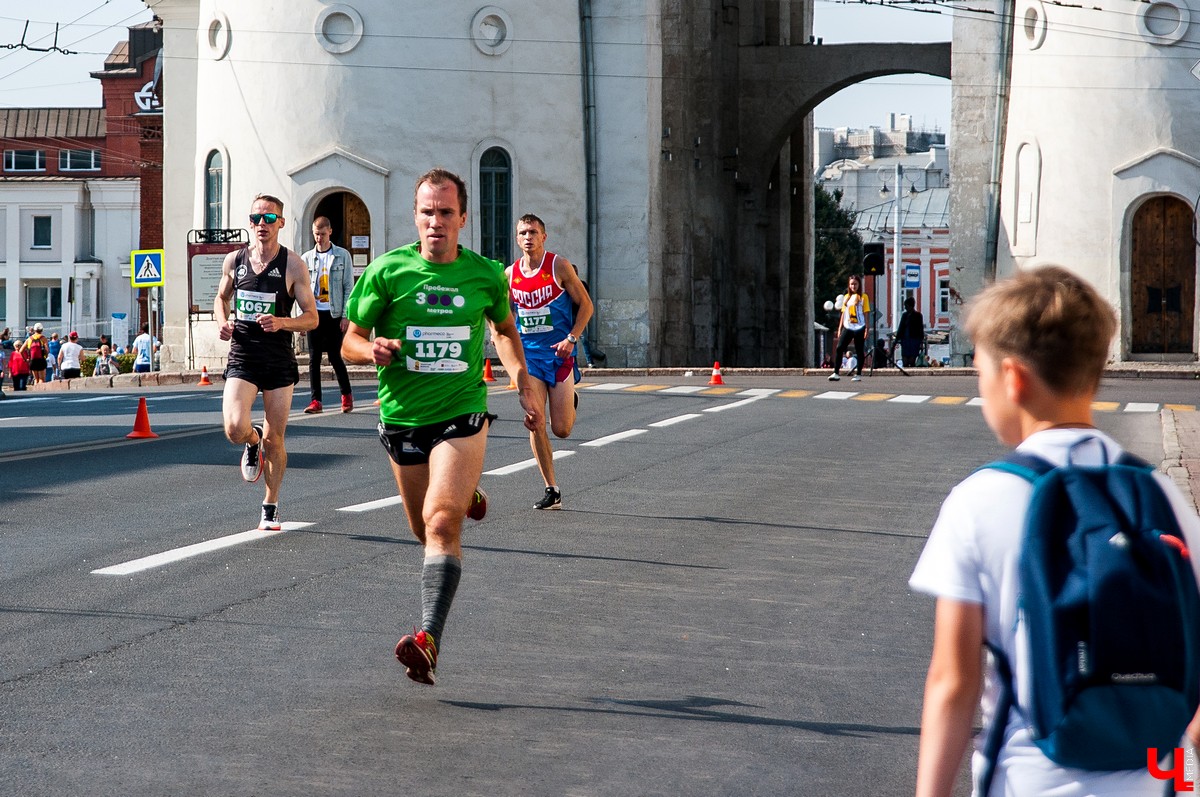 8 сентября во Владимире прошел 2-й полумарафон “Золотые ворота”. В нем приняли участие больше 5500 спортсменов из России, Германии, Мексики, Польши и Южной Африки. Победителей награждала фигуристка Ирина Слуцкая