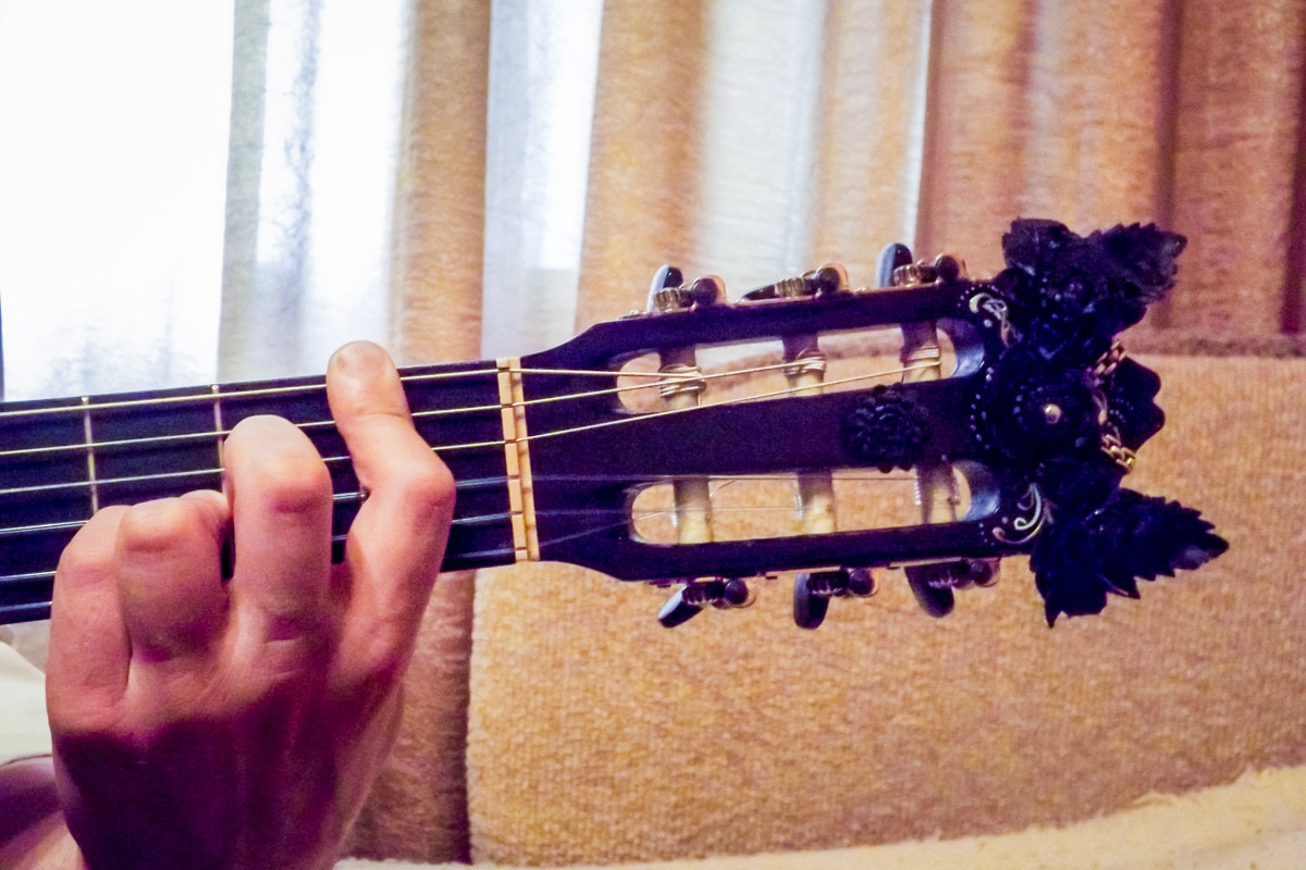 Черная гитара