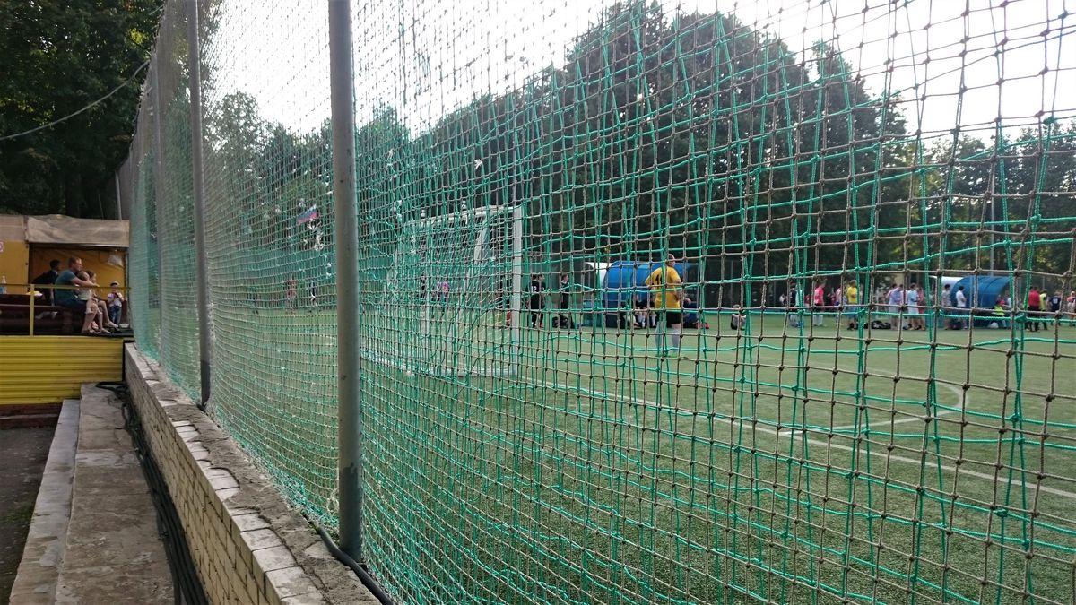 Где бесплатно поиграть в футбол на открытом воздухе во Владимире, и сколько стоит аренда хорошего поля, а также площадки для мини-футбола с резиновым покрытием, подсветкой и ограждением? Классификация полей по районам от “Ключ-Медиа”