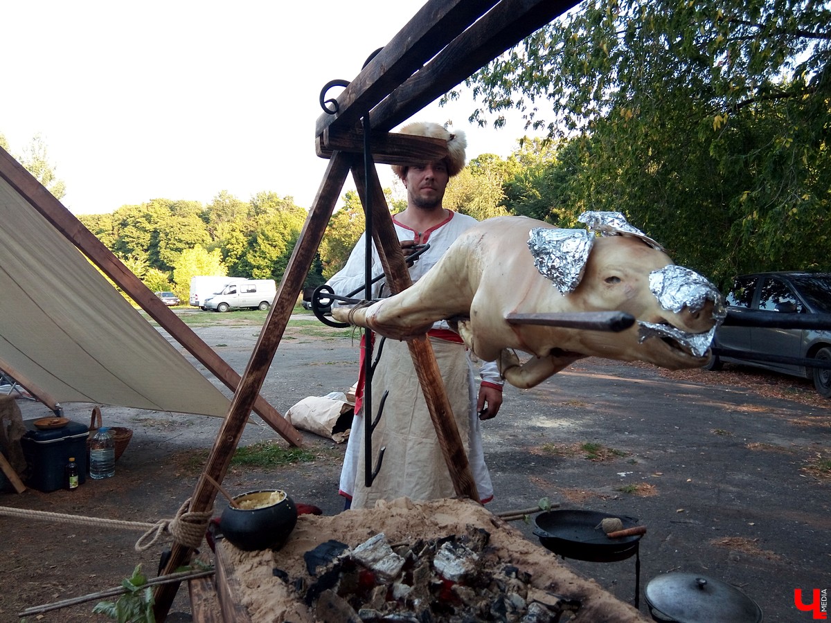 7-8 сентября в Суздале прошел третий фестиваль «Медовуха Fest». В 2018 году медовары привезли ставленый мед, сбитень, безалкогольную медовуху и травяные настои