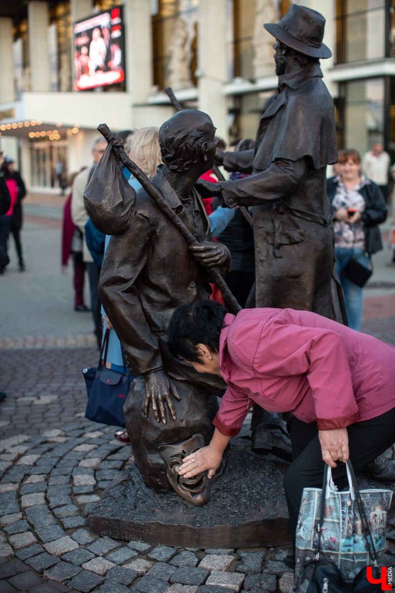 18 сентября во Владимире, около драмтеатра, открыли новый памятник. Он посвящен провинциальным актерам Счастливцеву и Несчастливцеву