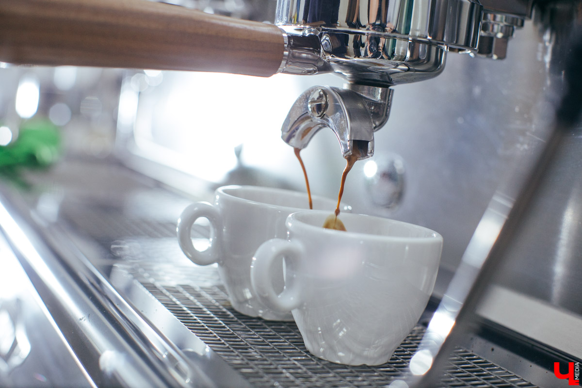 Известный владимирский бариста Дмитрий Баринов с коллегой открывают новое заведение. Новый формат предполагает дегустацию продуктов с использованием сенсорных карт. Все подробности пока держатся в тайне