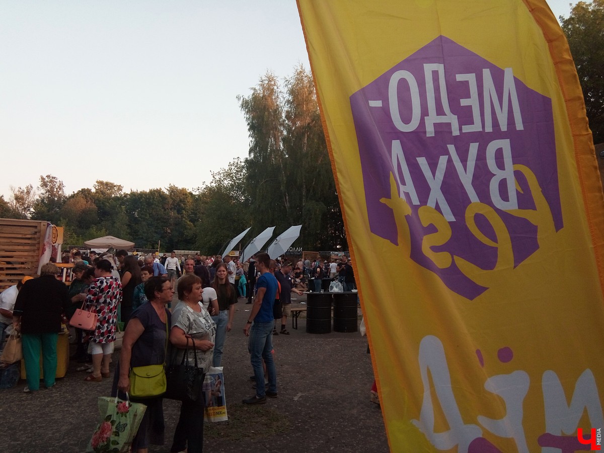 7-8 сентября в Суздале прошел третий фестиваль «Медовуха Fest». В 2018 году медовары привезли ставленый мед, сбитень, безалкогольную медовуху и травяные настои