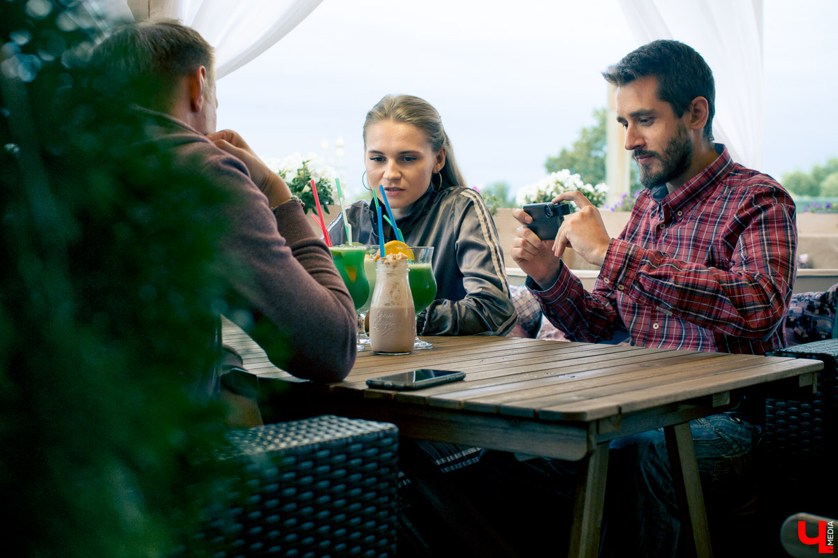 Блогеры посетили кафе Carlson Veranda и дали свою оценку кухне, персоналу и обстановке, а также насладились шикарным видом на закатное небо Владимира