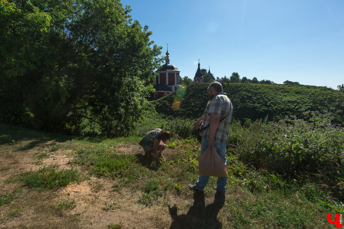 Гид Денис Лапин провел необычную экскурсию по Суздалю. Он показал журналисту Ключ-Медиа загадочные провалы, тайные подземелья и древние вещи, найденные местными жителями