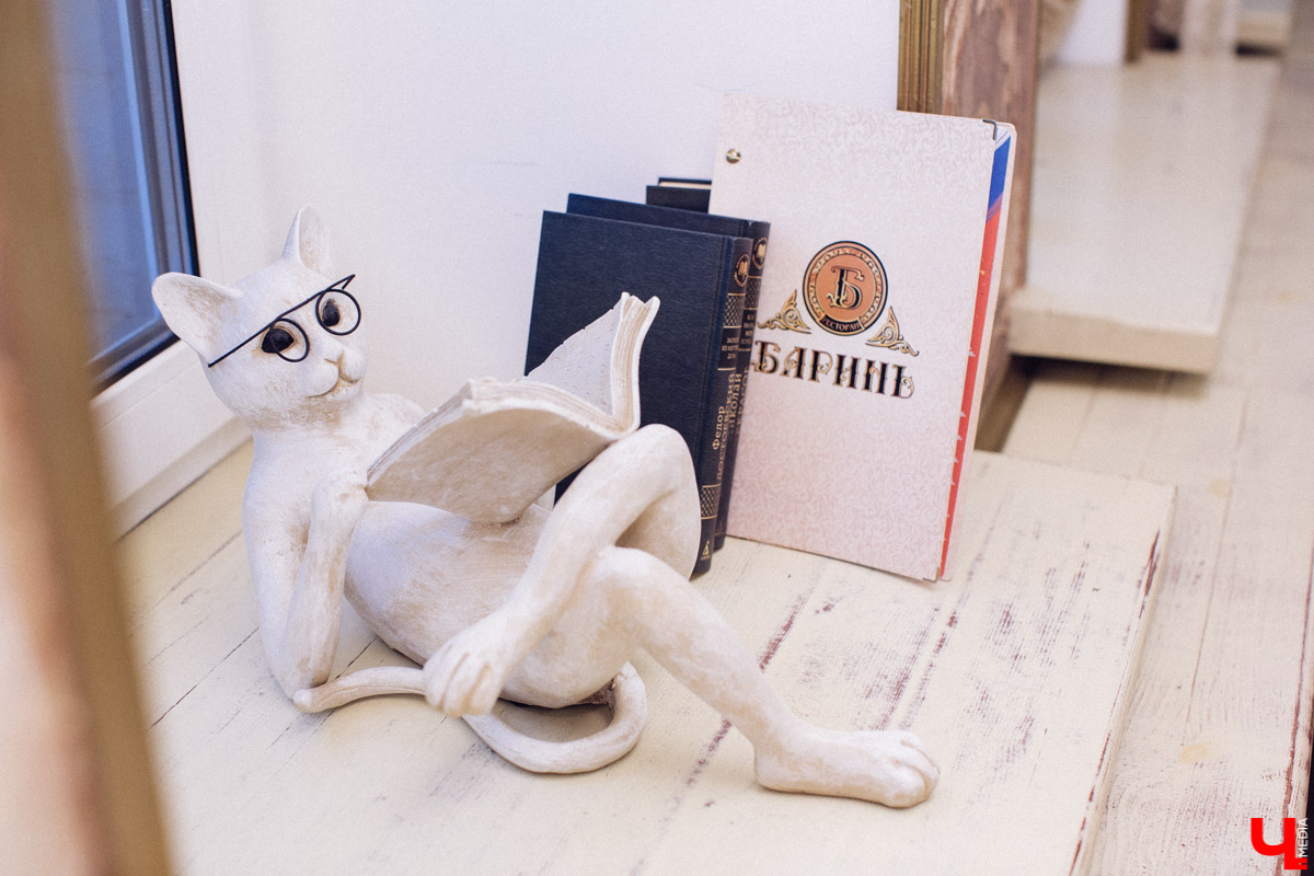 Почти два года мы жили в неведении - что там случилось с бывшим лаунж-кафе “Этаж” в Добром после визита гуру ресторанного бизнеса Константина Ивлева? И почему, получив новое название - “Сливки”, заведение с уже другой концепцией и меню так и не пошло, закрывшись в скором времени. Об этом и многом другом нам поведал экс-гендиректор кафе Аркадий Шаров, который принимал непосредственное участие в съемках программы “На ножах” во Владимире.