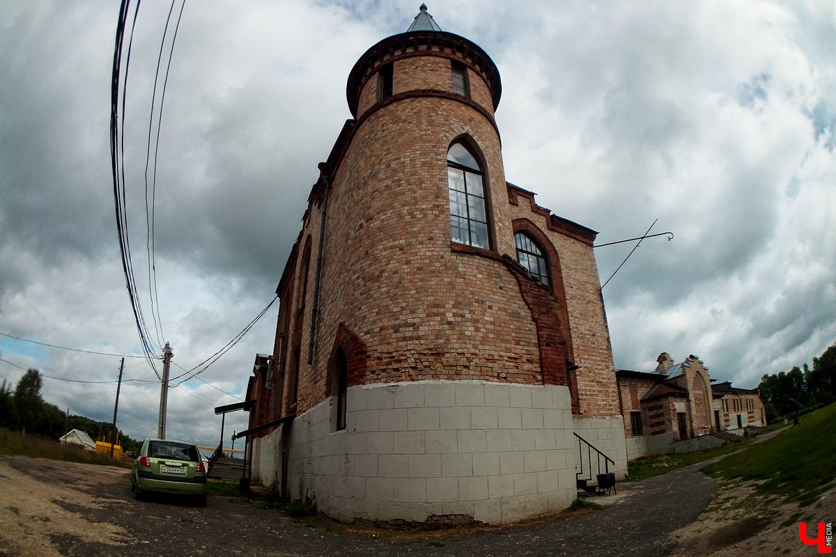 15 августа в усадьбе Храповицкого в Муромцево открылась выставка “Страсти по Петру”. Авторы - известные московские художники Виталий Ермолаев и Валерий Архипов