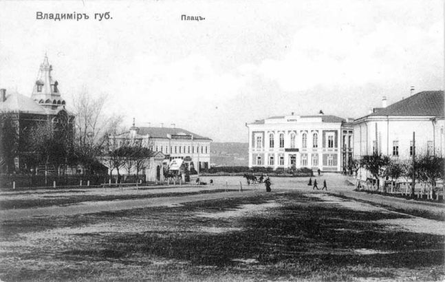 Территория перед Успенским храмом