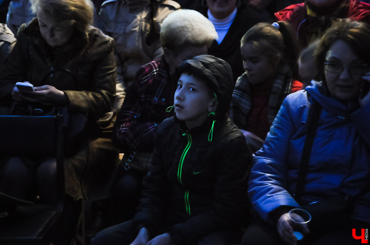 «Молодая гвардия» на Театральной площади