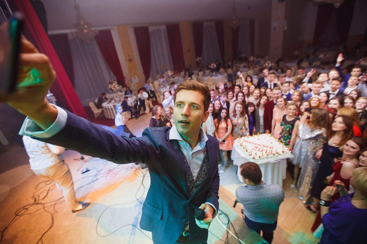 Звездный ведущий Денис Косяков