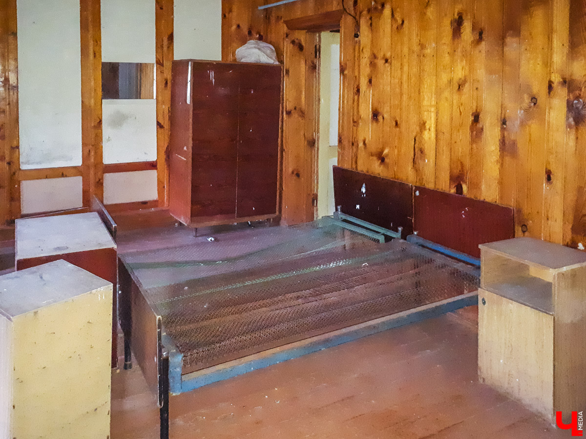 В лесу в Суздальском районе мы случайно набрели на пионерский лагерь “Юность”, который несколько лет простоял заброшенным. Мародеры до него не добрались, а потому постройки остались целыми