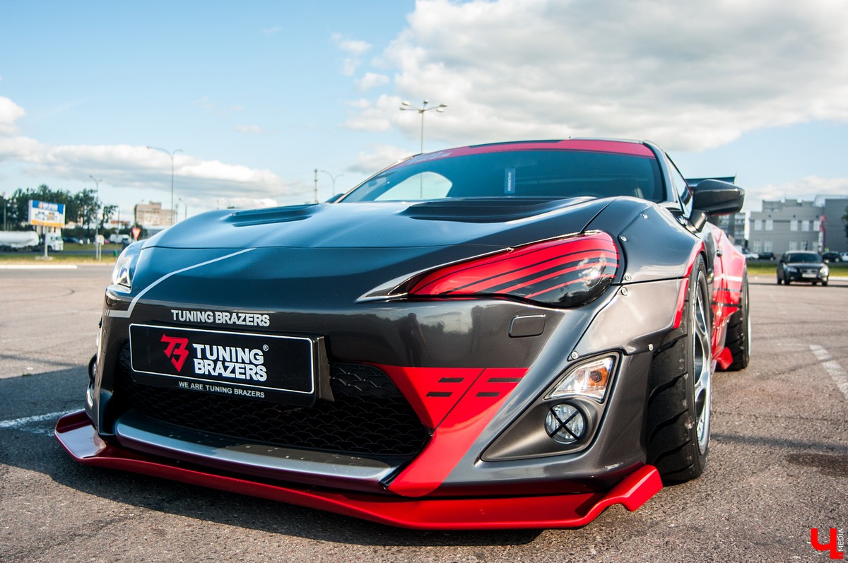 Известный тюнингёр Илья Курицын переделал свою Toyota GT86. Основой нового дизайна стали колеса от Lamborghini Speedline и карбоновый спойлер