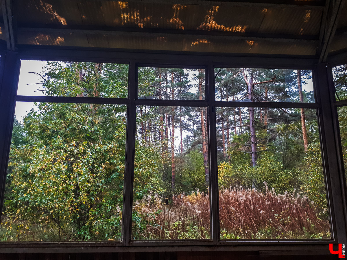 В лесу в Суздальском районе мы случайно набрели на пионерский лагерь “Юность”, который несколько лет простоял заброшенным. Мародеры до него не добрались, а потому постройки остались целыми