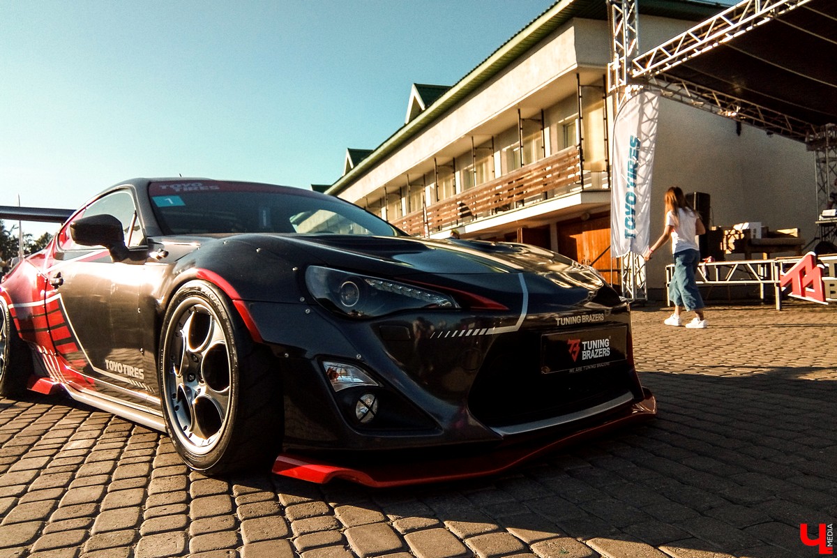 15 и 16 сентября в Суздале прошел фестиваль автомобильного тюнинга Tuning Car Awards. На него съехалось больше 100 машин со всей России