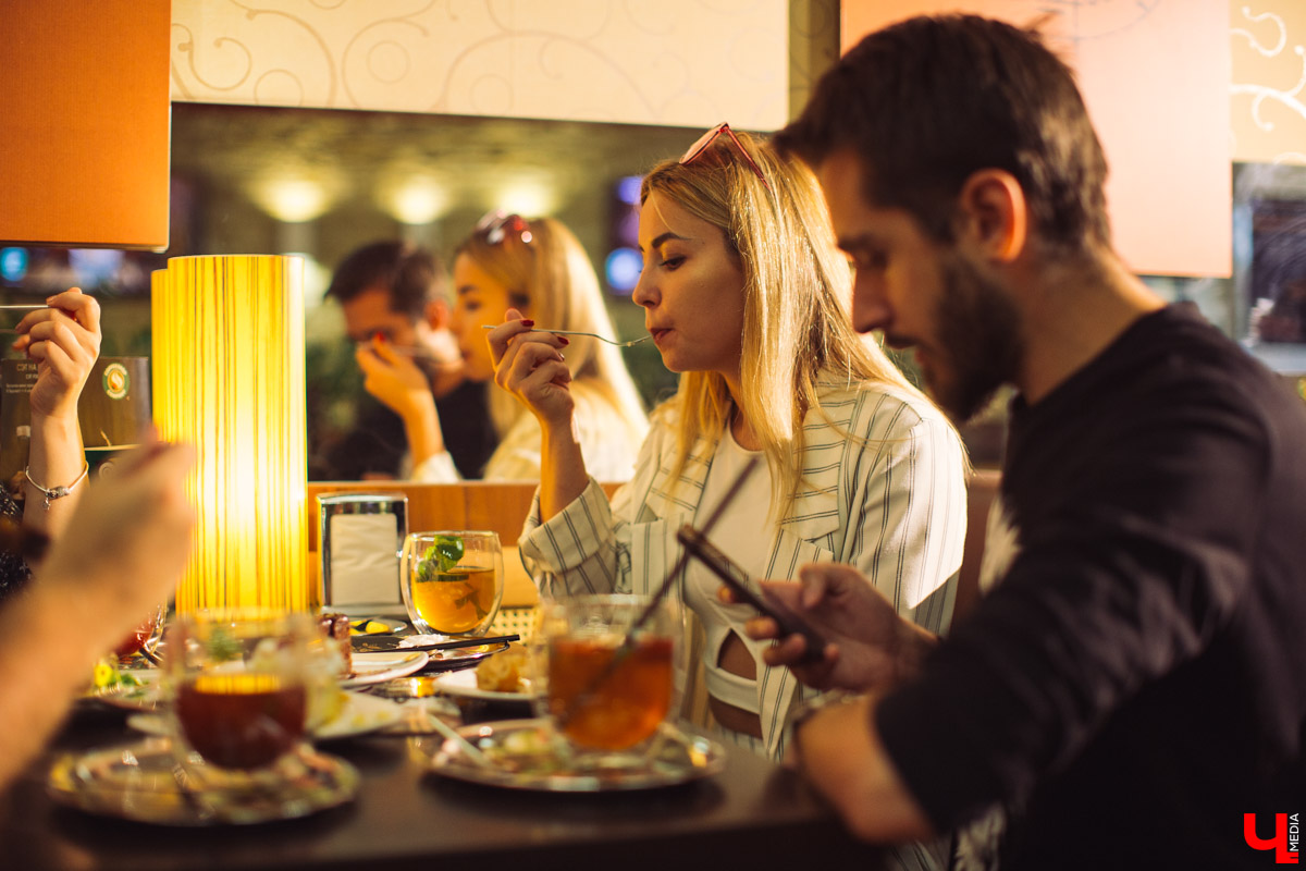 Блогеры из проекта “Инста-ужин” посетили кофейню COFFEESHOP COMPANY во Владимире и попробовали фирменные блюда