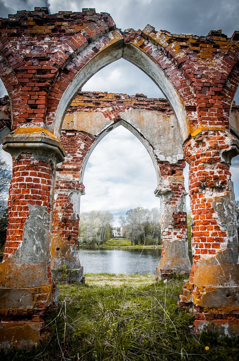 Музыкальный павильон напротив замка Храповицкого