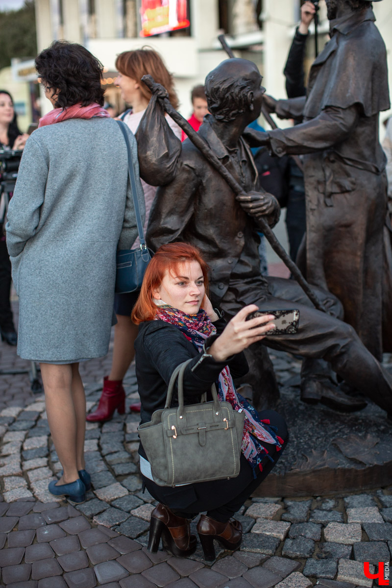 18 сентября во Владимире, около драмтеатра, открыли новый памятник. Он посвящен провинциальным актерам Счастливцеву и Несчастливцеву