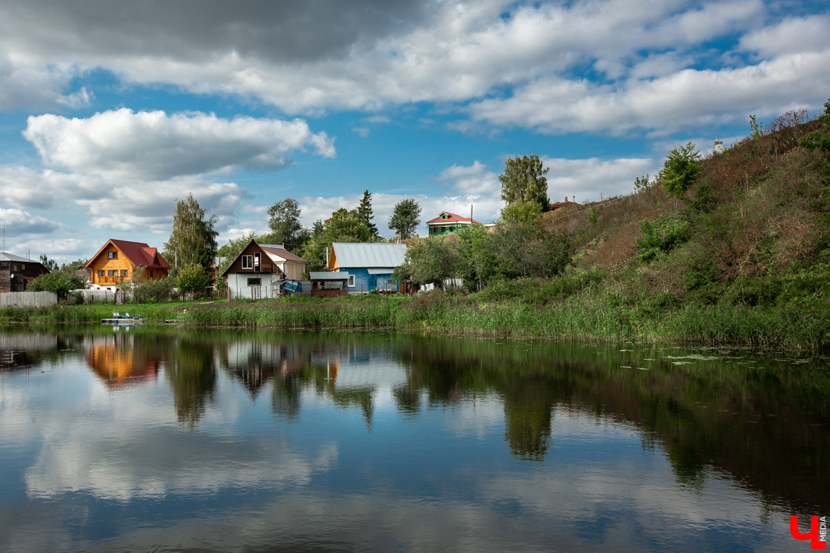 В Суздале устраивают необычные экскурсии - по реке Каменка плавает речной трамвайчик “Колибри”. О нем рассказал его создатель Алексей Полтев