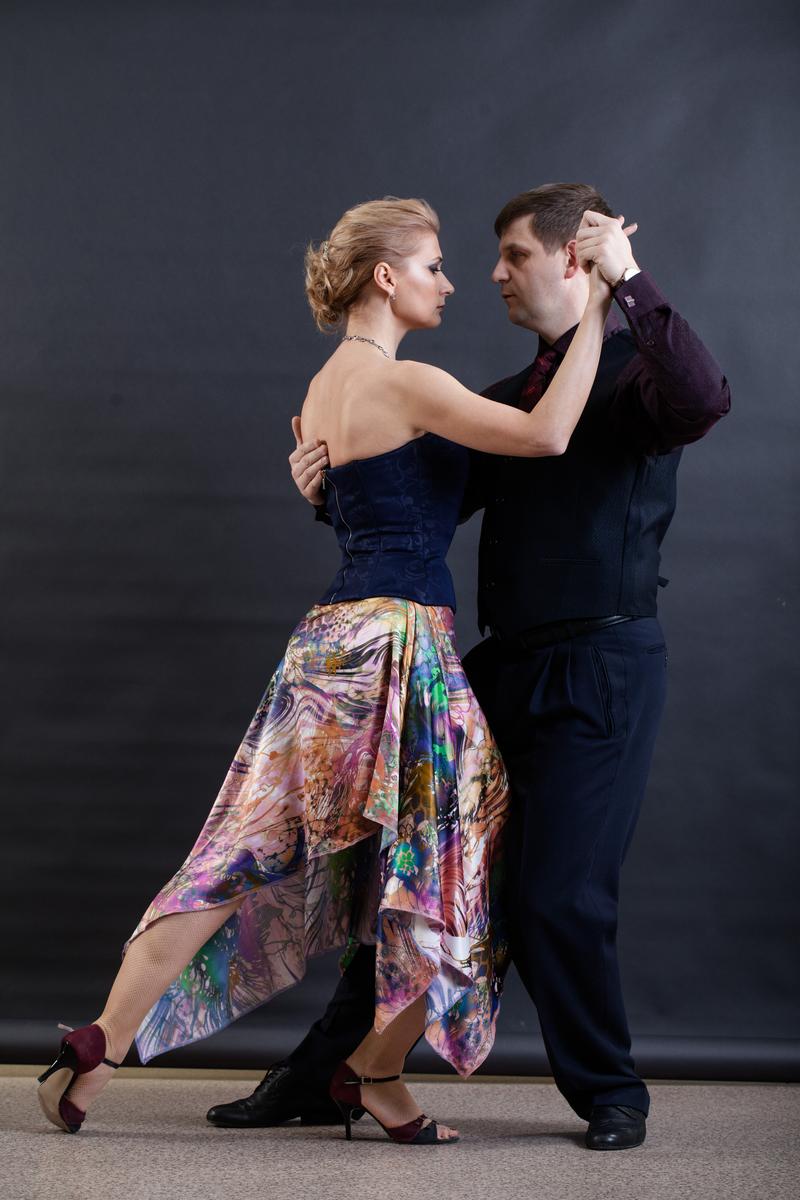 Он-хирург. Она-менеджер по персоналу. 5 лет назад они влюбились в танго и кардинально поменяли себя и свою жизнь. Первые, кто стал танцевать социальное танго во Владимире и даже открыли свой клуб