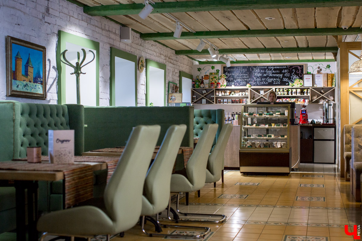 Журналист “Ключ-Медиа” отправилась на экскурсию в суздальский ресторан “Огурец” и узнала, как создавался дизайн интерьера этого заведения, какие самые необычные блюда входят в меню и где закупаются ингредиенты для них