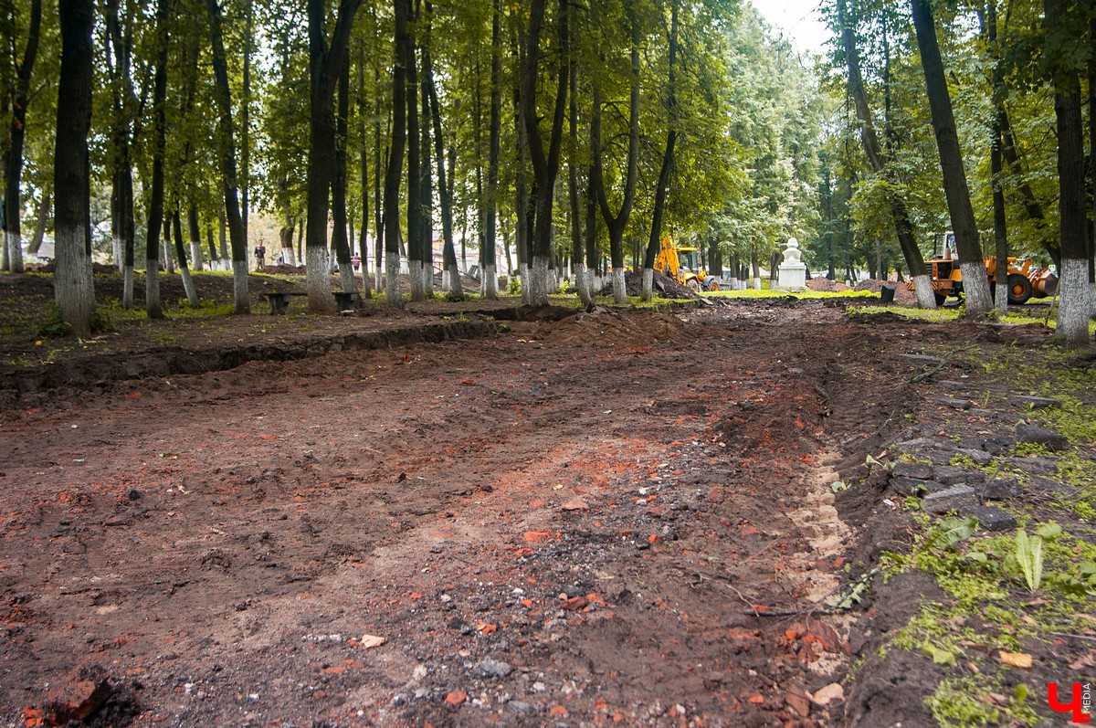 Парк на улице Никитской во Владимире попал в программу благоустройства. Сейчас там идут работы, по итогам которых в сквере появятся скамейки, цветники и детская площадка