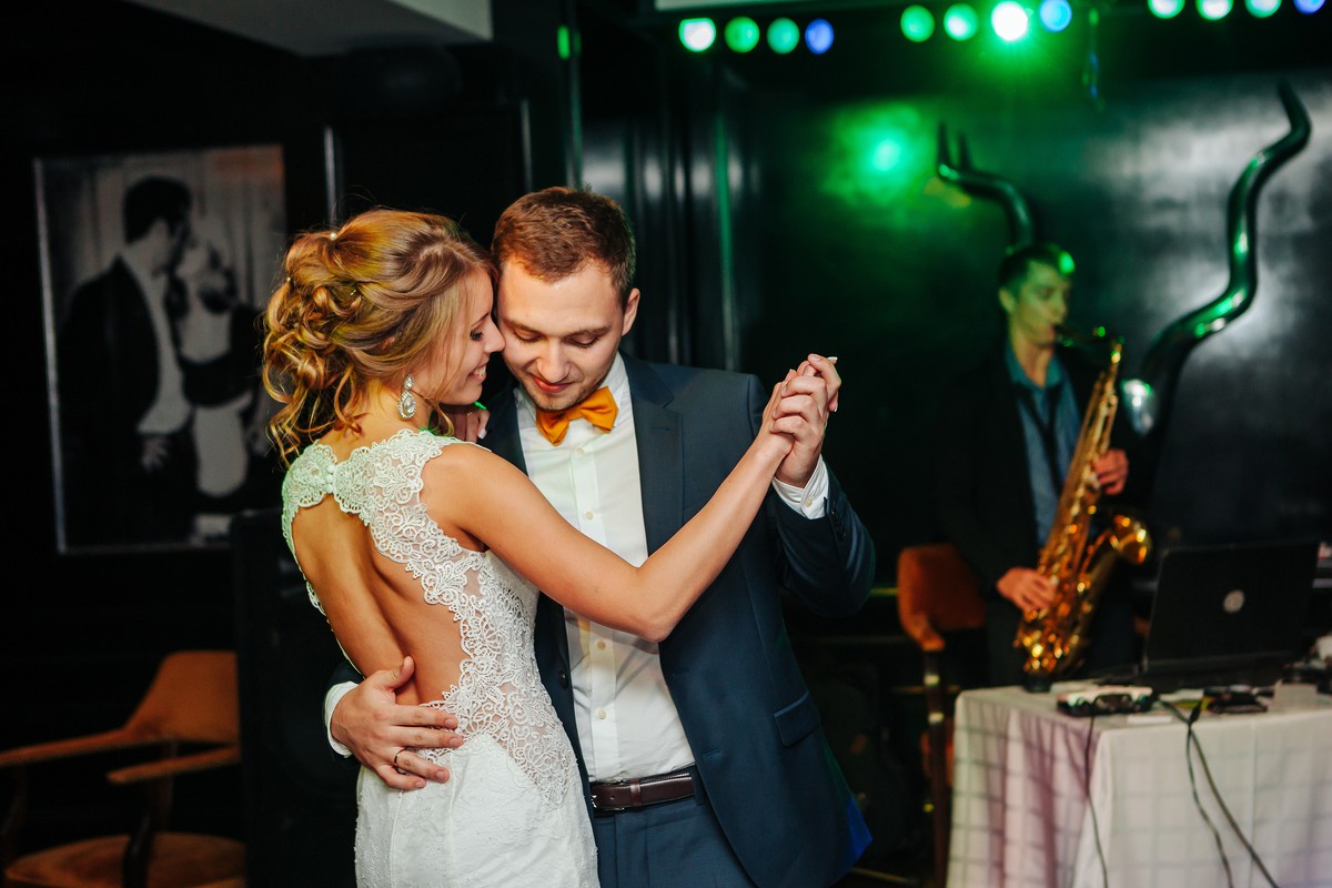 Владимирцы Наталья и Максим Рыжовы поделились с журналистом “Ключ-Медиа” своей историей любви. Максим сделал предложение любимой на 65-м этаже Москва-Сити, а со свадьбы молодожены сразу улетели на другой континент