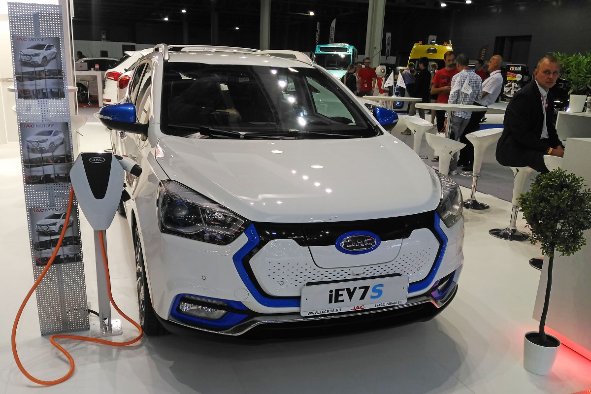 С 31 августа по 9 сентября в Крокус Экспо проходил Московский международный автомобильный салон 2018. Автоэксперт Андрей Даведьянов побывал на выставке и рассказал о том, что ждет автолюбителей в недалеком будущем