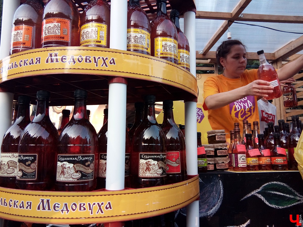 7-8 сентября в Суздале прошел третий фестиваль «Медовуха Fest». В 2018 году медовары привезли ставленый мед, сбитень, безалкогольную медовуху и травяные настои
