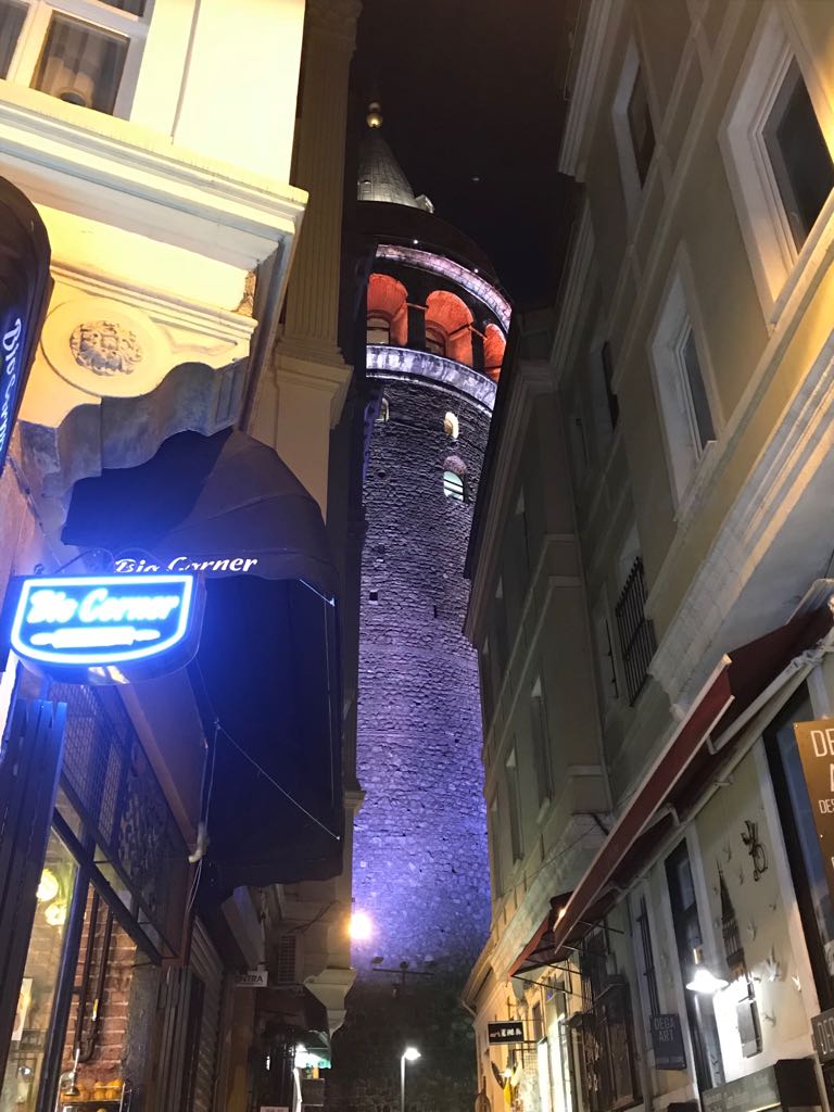 Влада Пайзулаева из Владимира оригинально отметила свой юбилей. Она с шестью подругами отправилась в Грузию, а оттуда в Турцию. Как отрывались девушки - именинница рассказала в интервью