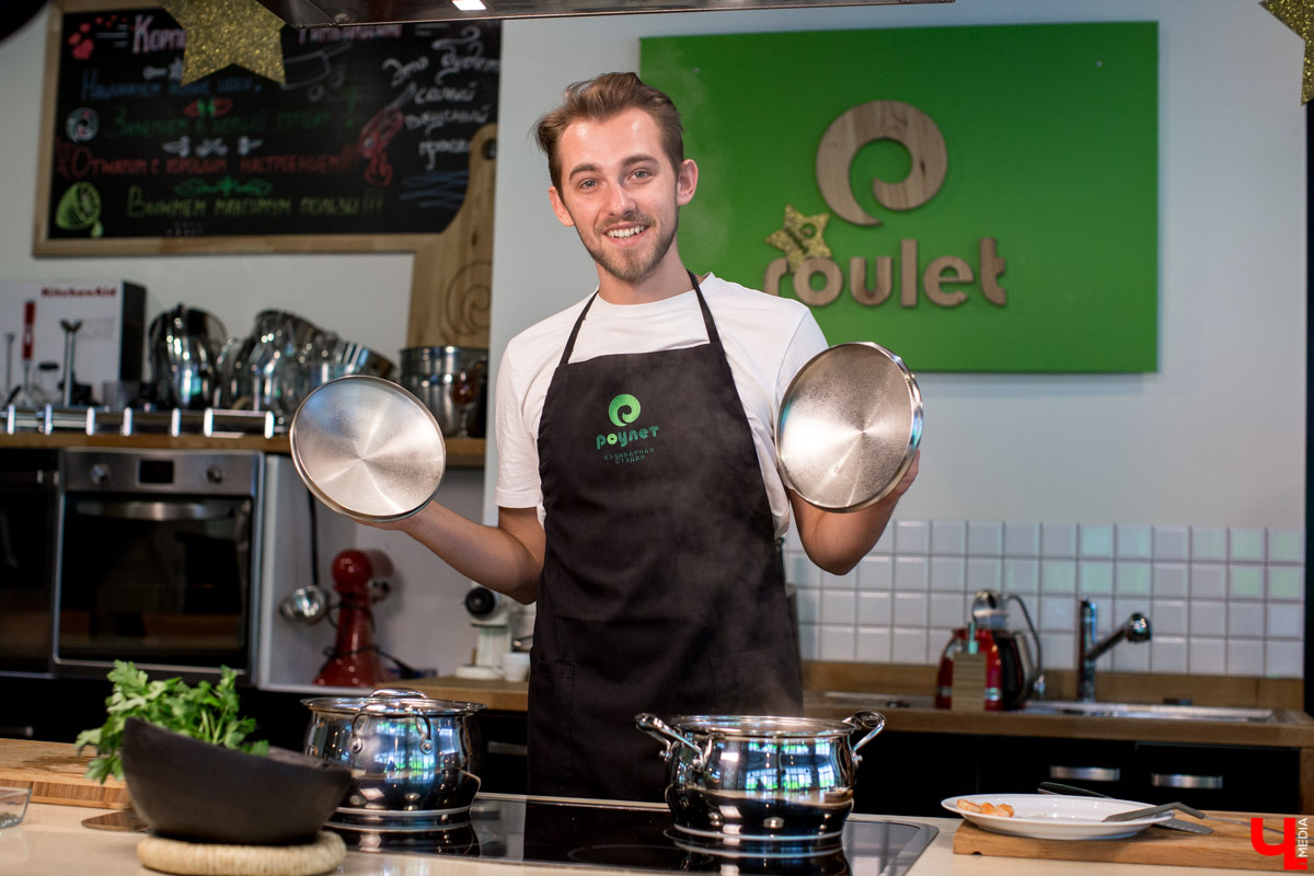 Шеф Дмитрий Орловский показал певцу Дмитрию Захария, как приготовить из тыквы крем-суп и чизкейк с меренгой