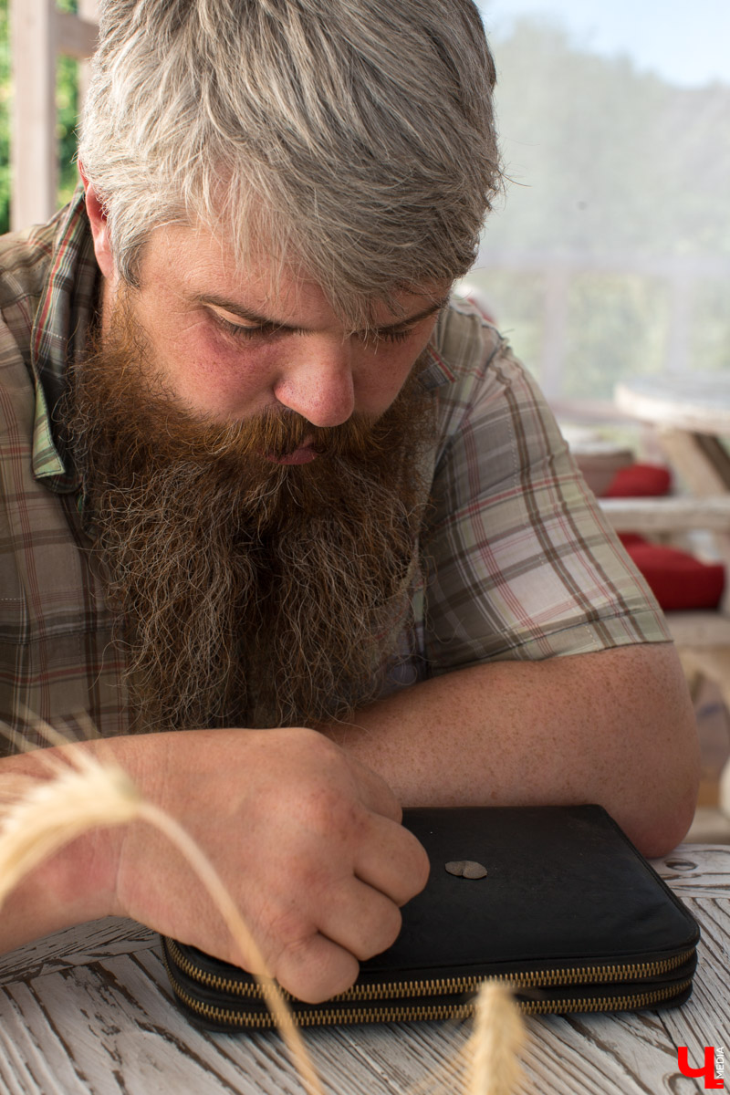 Гид Денис Лапин провел необычную экскурсию по Суздалю. Он показал журналисту Ключ-Медиа загадочные провалы, тайные подземелья и древние вещи, найденные местными жителями