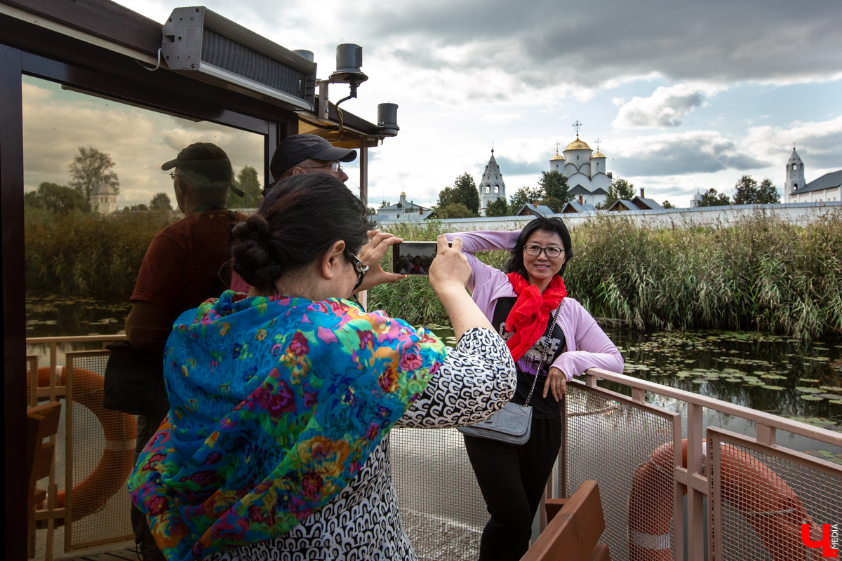 В Суздале устраивают необычные экскурсии - по реке Каменка плавает речной трамвайчик “Колибри”. О нем рассказал его создатель Алексей Полтев