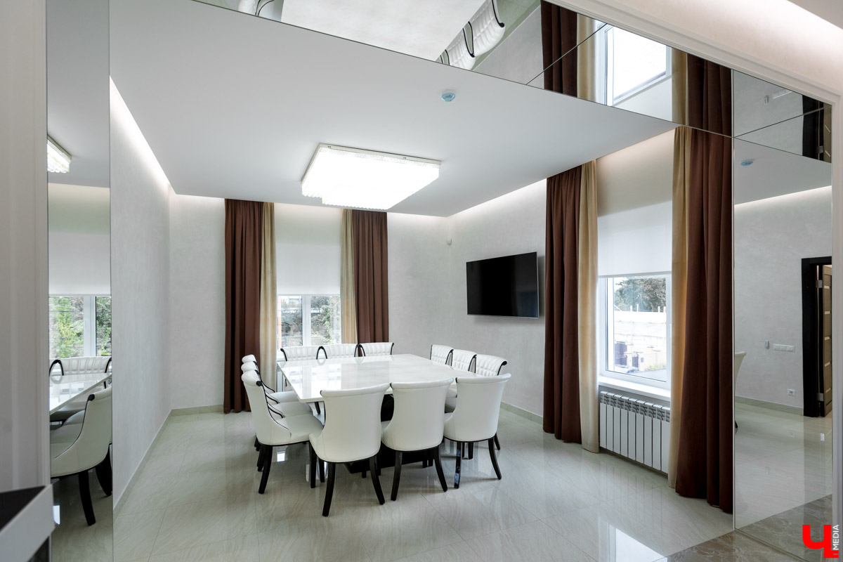 Архитектор-дизайнер Наталья Корешкова провела экскурсию по одному из самых роскошных офисов Владимира, в котором есть даже “золотой” туалет и джакузи