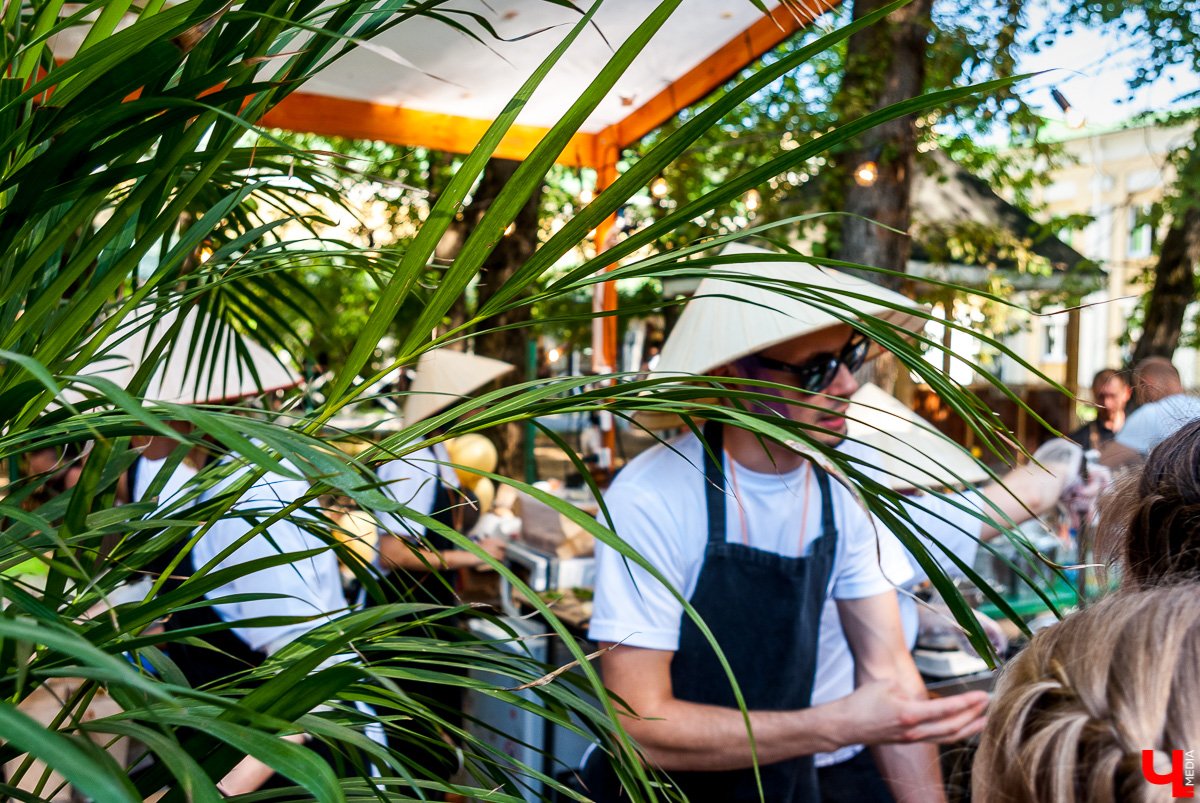 26 августа в Коврове прошёл гастрономический фестиваль «СамБыЕл». В нем приняло участие 7 ресторанов, удивлявших гостей оригинальными блюдами