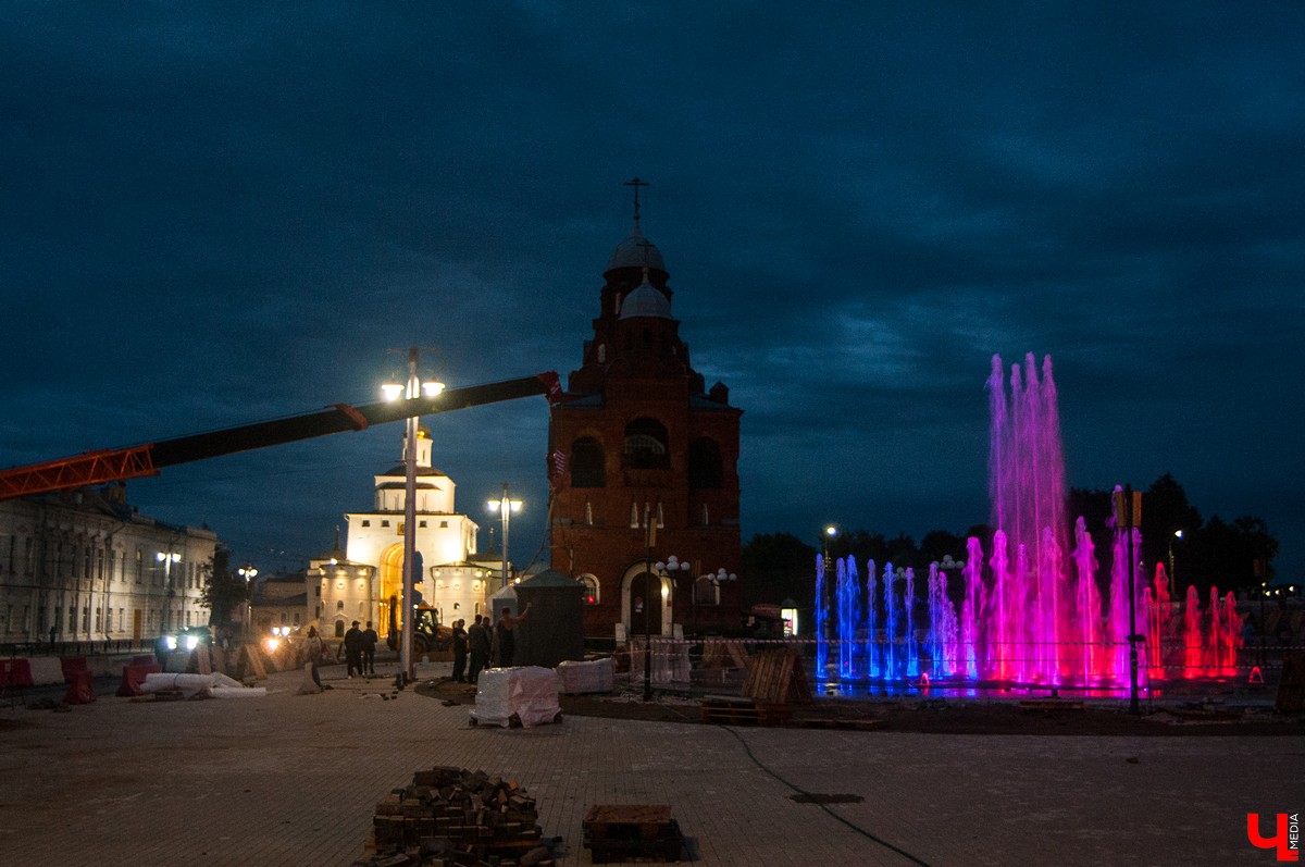 Репетиция открытия светомузыкального фонтана во Владимире на Театральной площади
