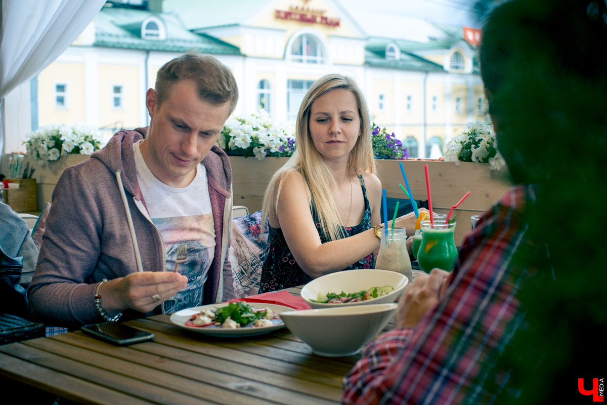 Блогеры посетили кафе Carlson Veranda и дали свою оценку кухне, персоналу и обстановке, а также насладились шикарным видом на закатное небо Владимира