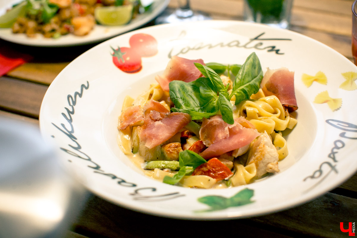 Блогеры посетили кафе Carlson Veranda и дали свою оценку кухне, персоналу и обстановке, а также насладились шикарным видом на закатное небо Владимира