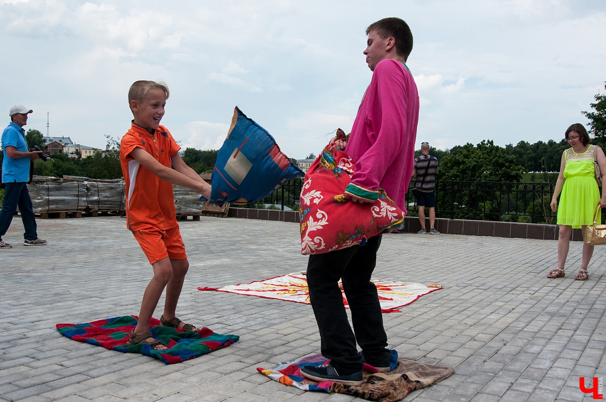 15 июля во Владимире прошел Вишневый спас. В этом году он совпал с окончанием чемпионата мира по футболу, и владимирцы решили отметить это событие по-спортивному