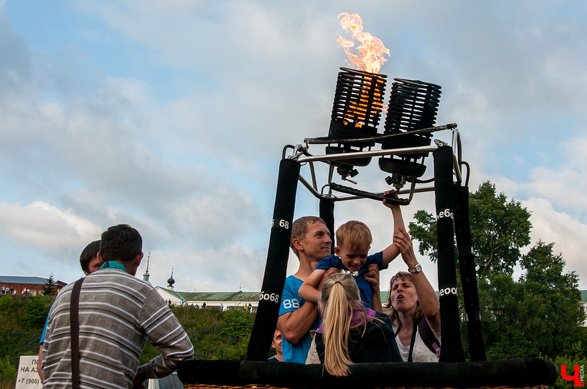 18 июля в Суздале прошло открытие фестиваля воздухоплавания “Золотое кольцо”. Из-за непогоды шары не смогли подняться в небо, но организаторы устроили фаер-шоу на земле