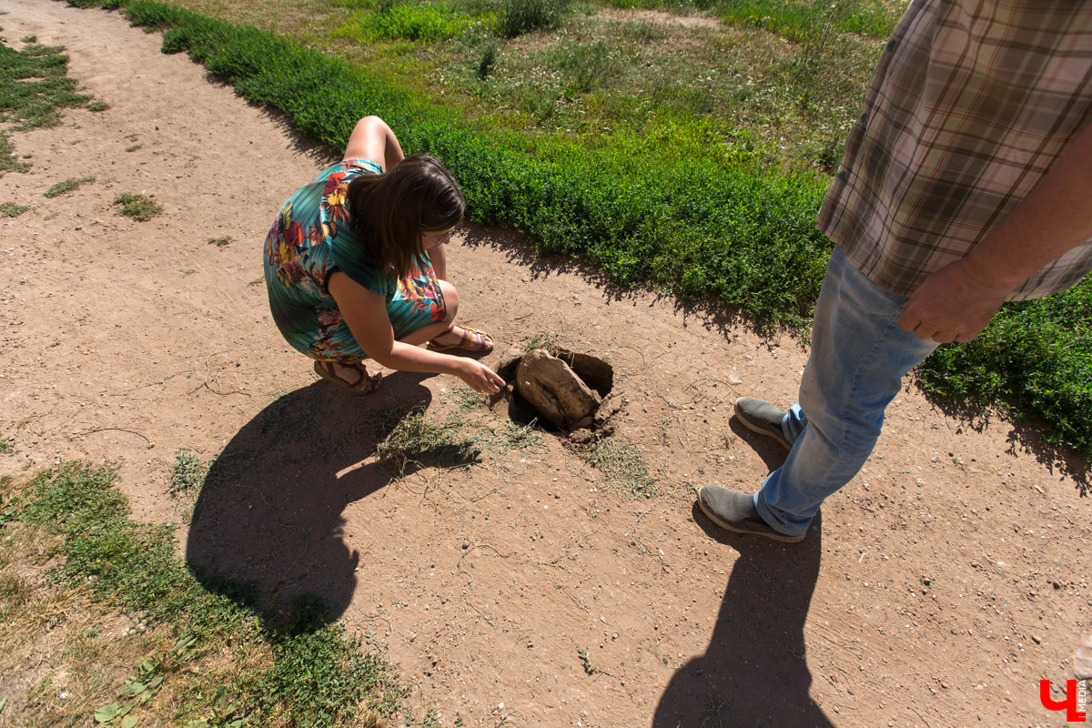Гид Денис Лапин провел необычную экскурсию по Суздалю. Он показал журналисту Ключ-Медиа загадочные провалы, тайные подземелья и древние вещи, найденные местными жителями
