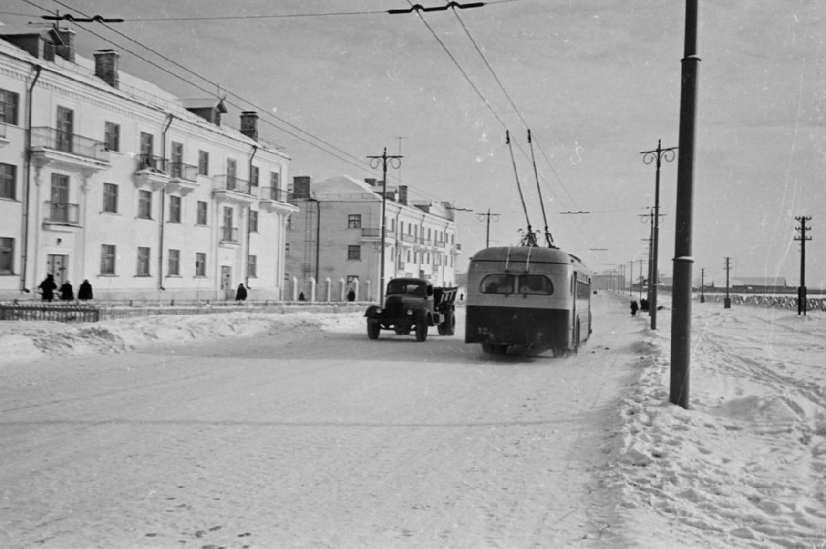МТБ-82Д № 12 — маршрут 2, Улица Горького в районе, где в будущем построят Владимирский политехнический институт. В кадре дома 68 и 64