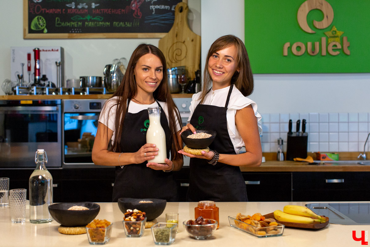 Наталья Лапшина и Анна Шигаева из группы “Современные мамы” готовят гранолу в кулинарной студии Roulet
