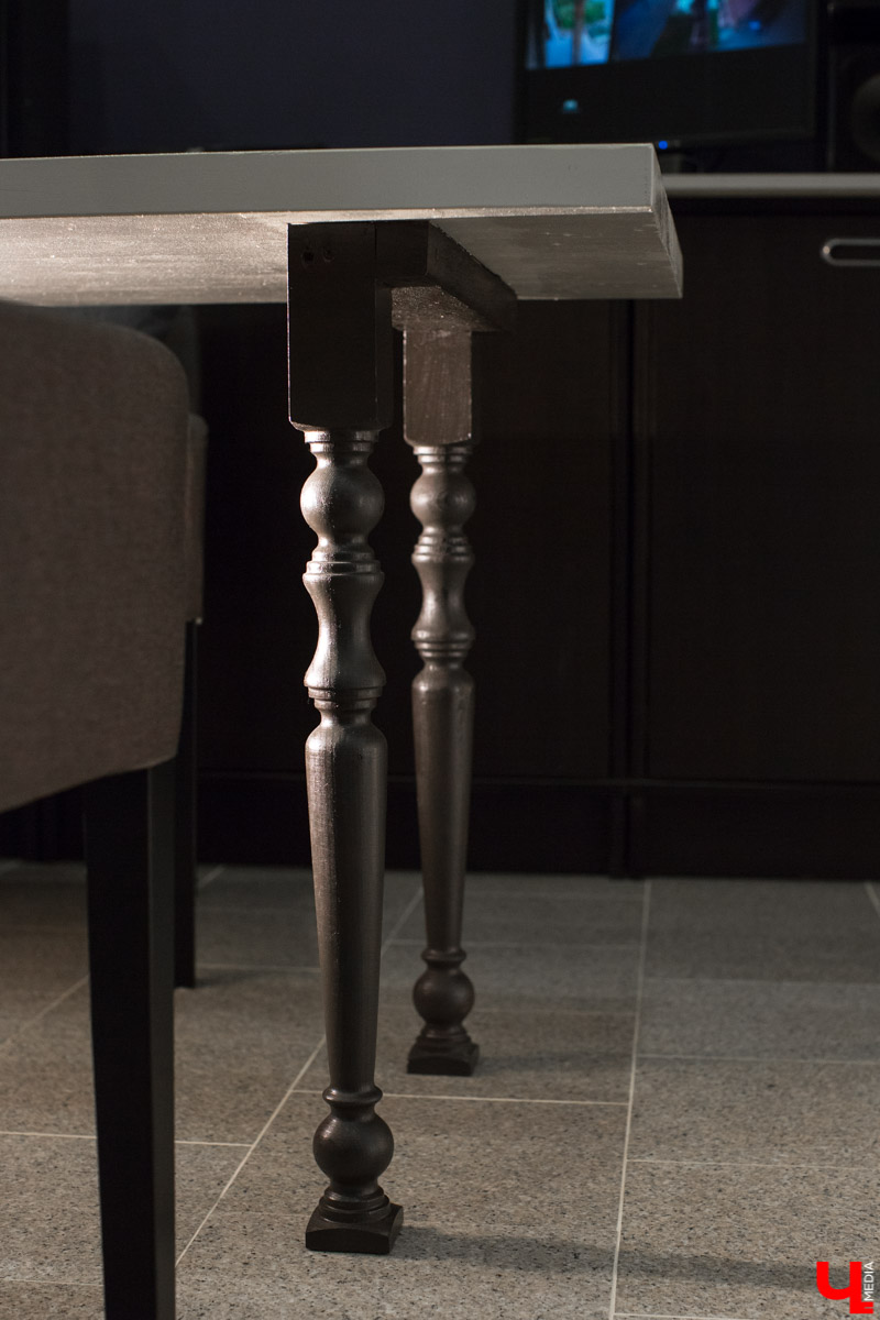 Продолжаем рубрику “Интерьер недели”. На днях мы заглянули в гости к Алексею Веденееву, адвокату, чей офис не похож на типичную юридическую контору