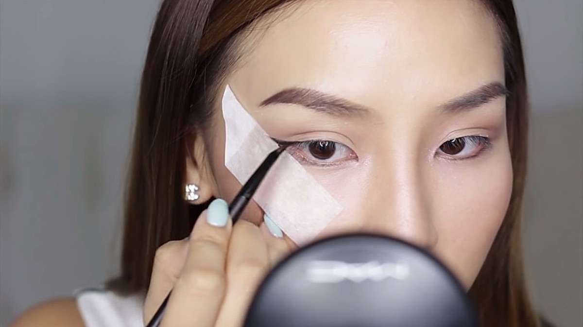 Модница Юля рассказала, как в домашних условиях получить идеальные стрелки и красивые брови, чем заменить сухой шампунь и спрей от секущихся кончиков и, наконец, как самостоятельно сделать биоламинирование волос