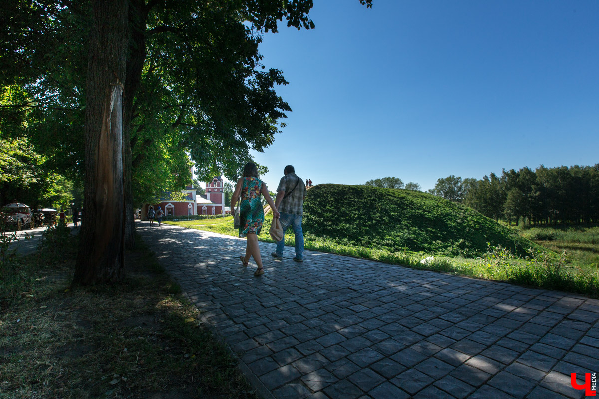 Гид Денис Лапин провел необычную экскурсию по Суздалю. Он показал журналисту Ключ-Медиа загадочные провалы, тайные подземелья и древние вещи, найденные местными жителями