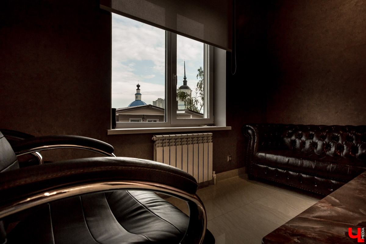 Архитектор-дизайнер Наталья Корешкова провела экскурсию по одному из самых роскошных офисов Владимира, в котором есть даже “золотой” туалет и джакузи