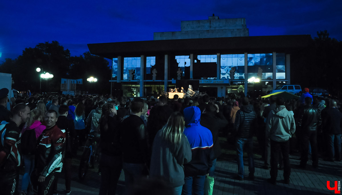 «Молодая гвардия» на Театральной площади