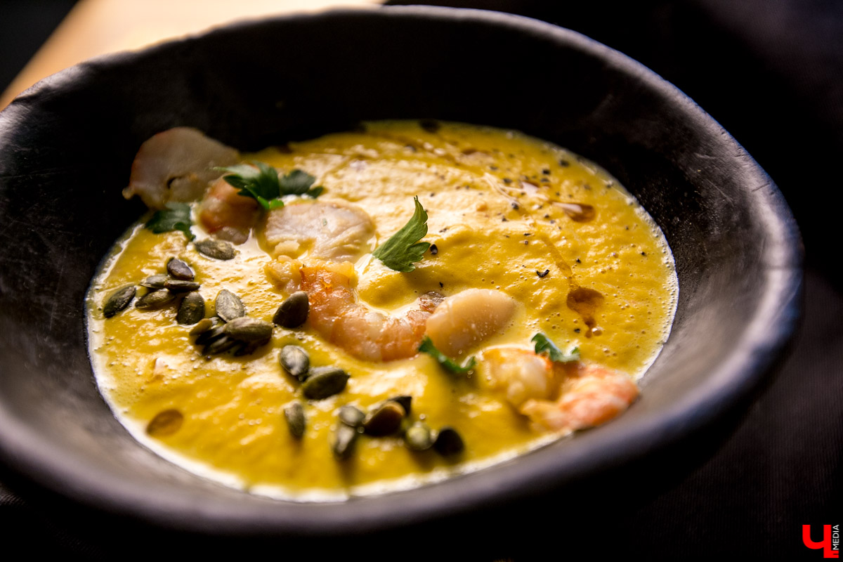 Шеф Дмитрий Орловский показал певцу Дмитрию Захария, как приготовить из тыквы крем-суп и чизкейк с меренгой